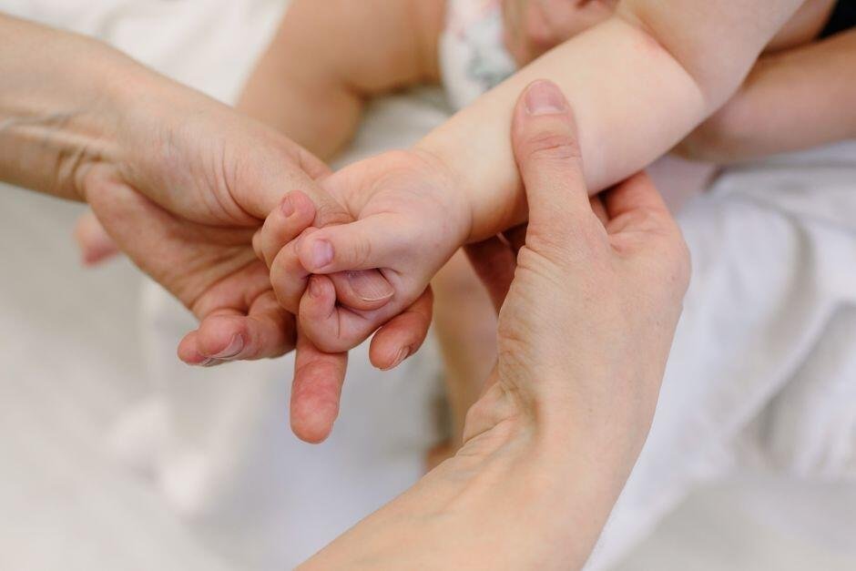 Baby Oil untuk Bayi: Manfaat dan Cara Pakai yang Aman Baby Oil untuk Bayi: Manfaat dan Cara Pakai yang Aman